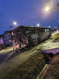Autocar cu 30 de pasageri, în flăcări la Șura Mare * VIDEO