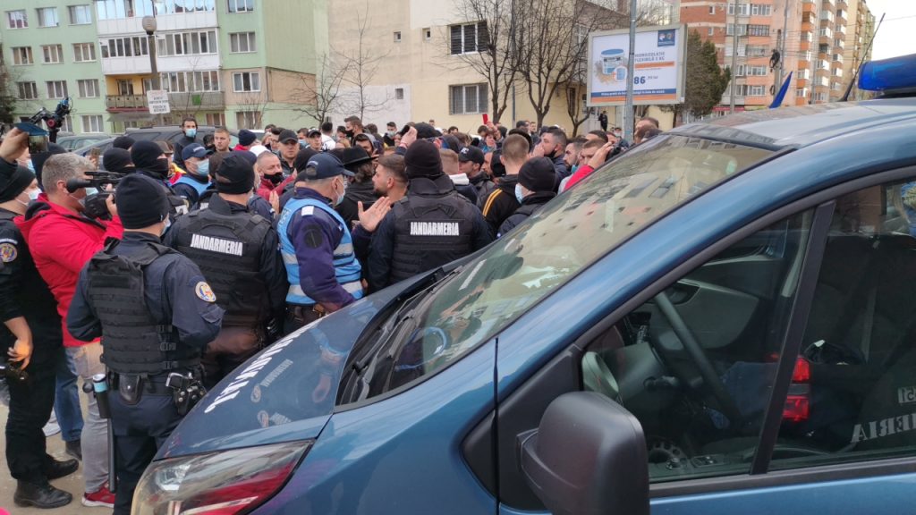 FOTO|VIDEO Sibiu, protestul de la ora 5. Jandarmii nu au avut cu cine dialoga