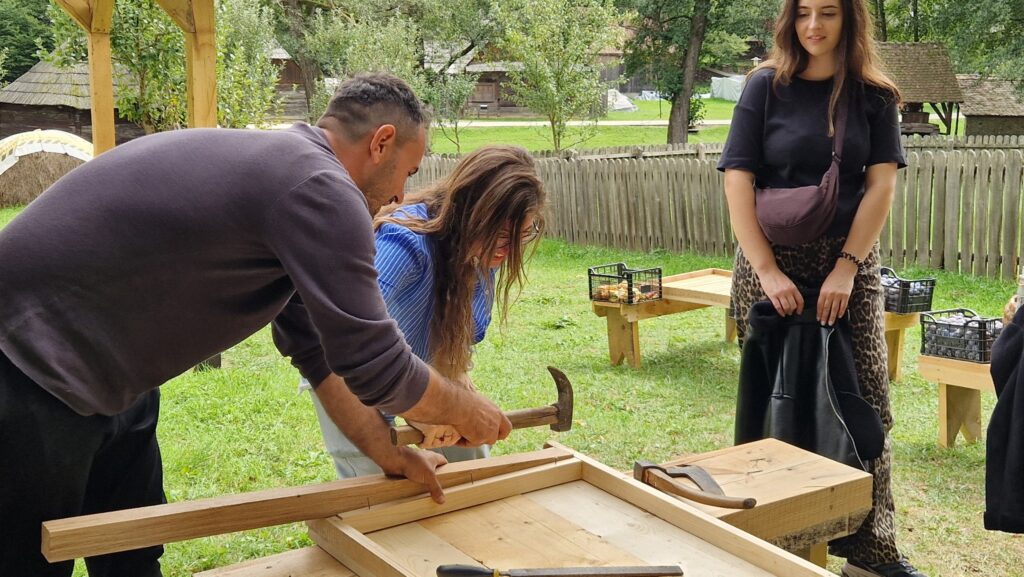 Mobilier arhaic. Cum se fabrică | FOTO