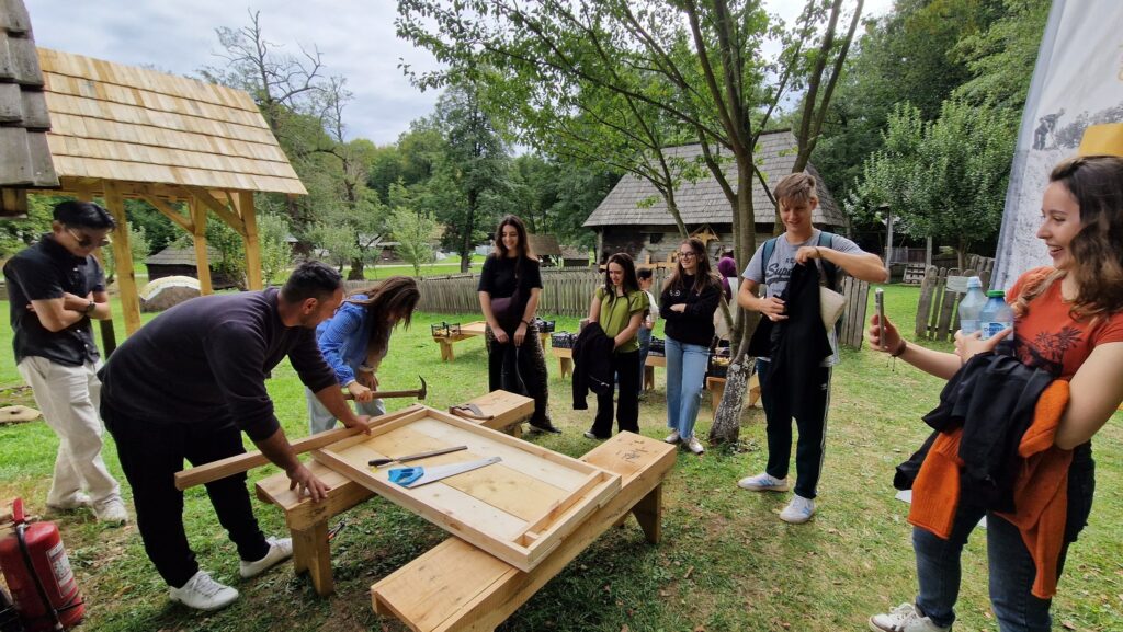 Mobilier arhaic. Cum se fabrică | FOTO