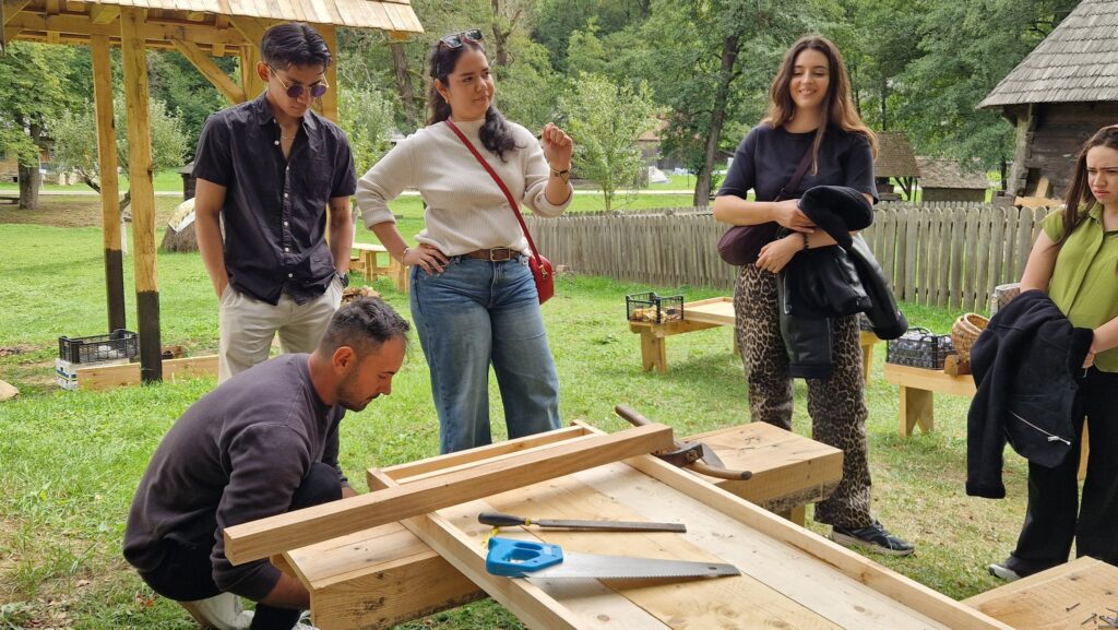 Mobilier arhaic. Cum se fabrică | FOTO