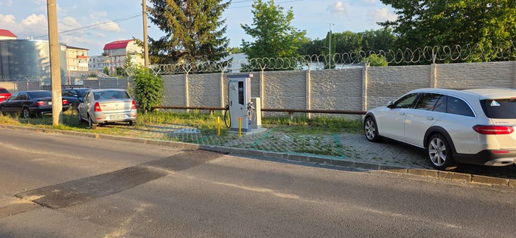 Locuri de parcare desființate. Locatarii sunt revoltați: „Unde să ne parcăm mașinile?” locuri